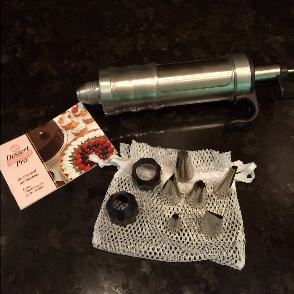 Wilton cake decorating set